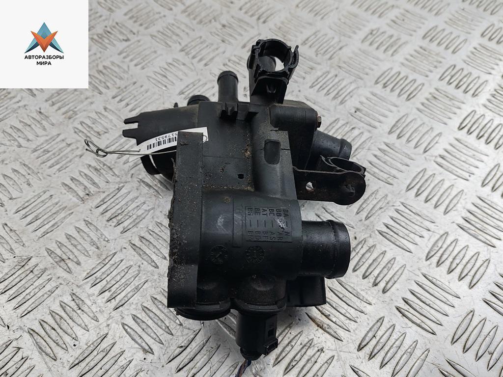 корпус термостата Volkswagen Golf 4 поколение 2001, 1.4 л., бензин, МКПП, синий, хетчбэк 3 дв., 06301121 - фото №1