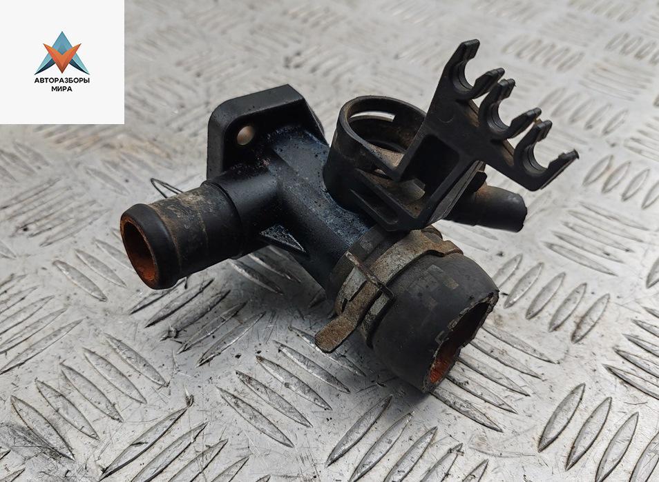 фланец (тройник) системы охлаждения Volkswagen Passat B3 1993, 1.8 л., бензин, МКПП, серый, универсал, 037121133E - фото №1