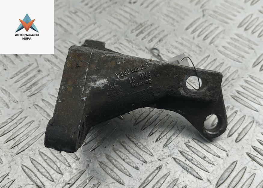 кронштейн КПП Volkswagen Passat B4 1995, 1.6 л., бензин, МКПП, синий, универсал, 357199353A - фото №1