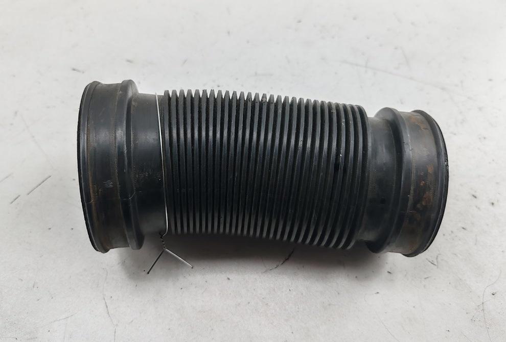 патрубок воздушного фильтра Volkswagen Passat B5+ (GP) 2002, 2.8 л., бензин, 8D0129627
