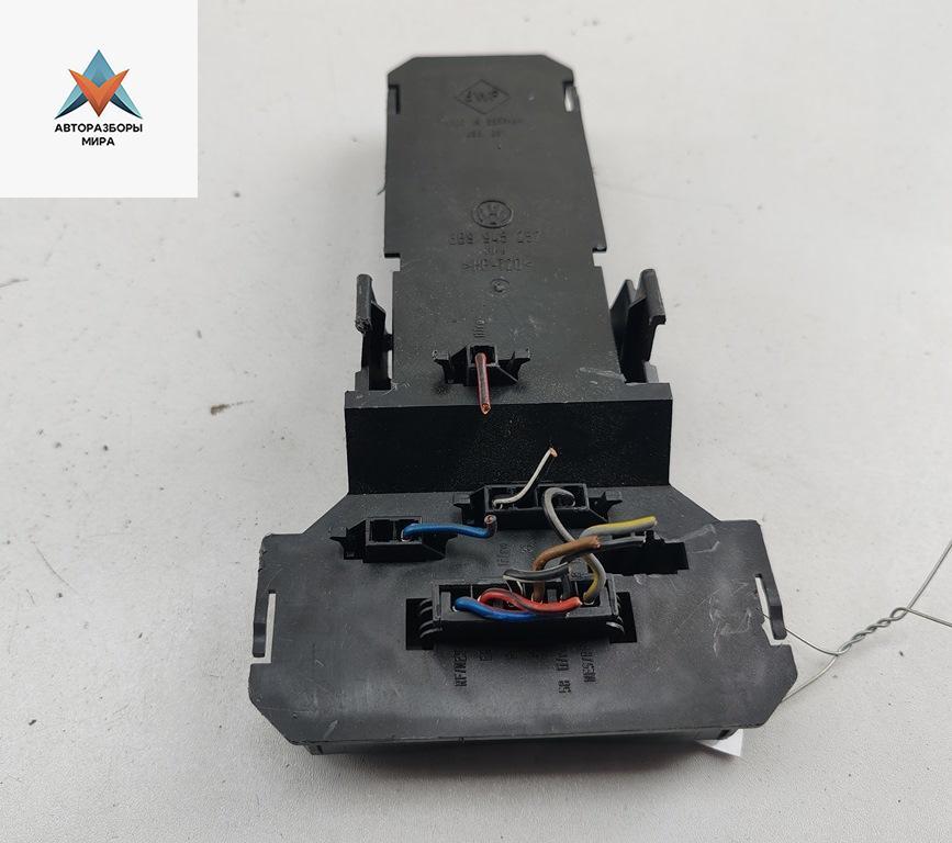 панель заднего левого фонаря Volkswagen Passat B5 1999, 1.6 л., бензин, МКПП, синий, универсал, 3B9945257 - фото №1