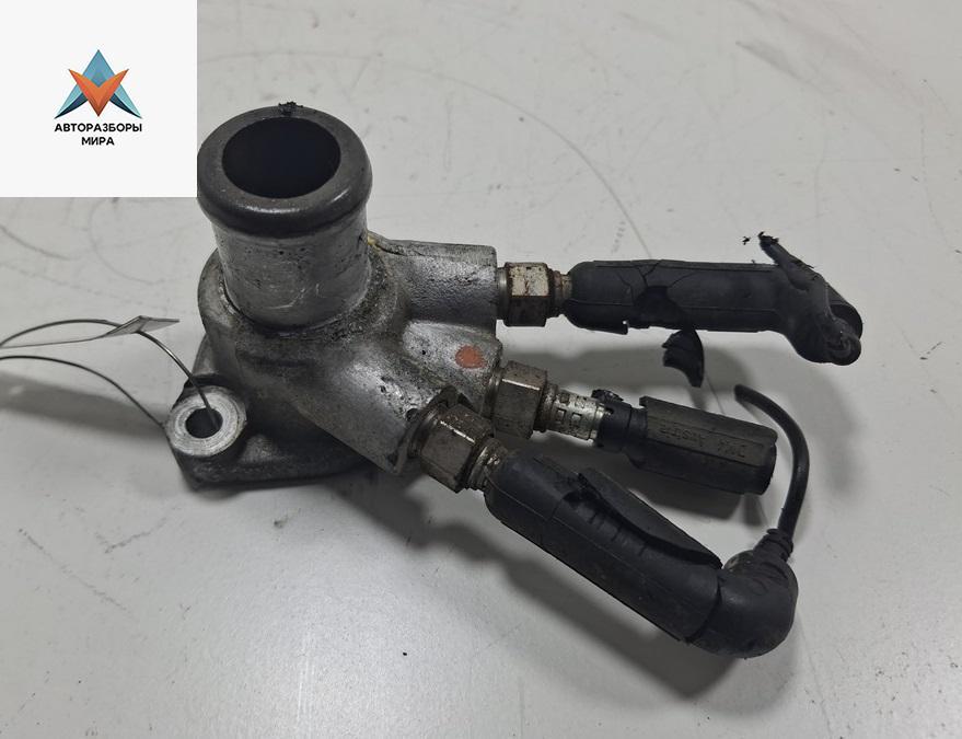 фланец (тройник) системы охлаждения Volkswagen Golf 4 поколение 2000, 1.9 л., дизель, МКПП, синий, универсал, 028121145B - фото №1