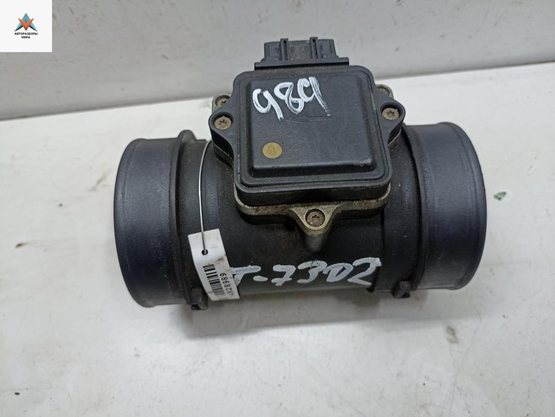 Расходомер (измеритель потока воздуха) Opel Vectra B 1998, 1.8 л., бензин, МКПП, серый, универсал, 90411957 - фото №1