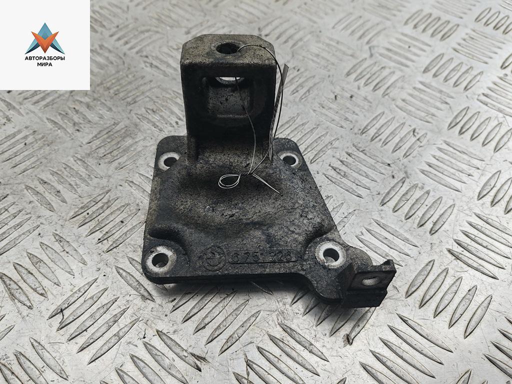 кронштейн двигателя BMW 5 серия E39 1999, 3.0 л., дизель, АКПП, серый, универсал, 6751226 - фото №1