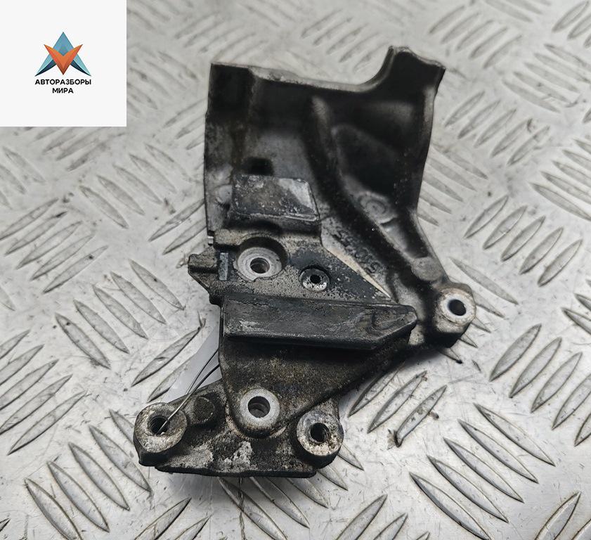 кронштейн (крепление) Ford Focus 2 поколение 2005, 1.6 л., дизель, МКПП, чёрный, универсал, 505932 - фото №1