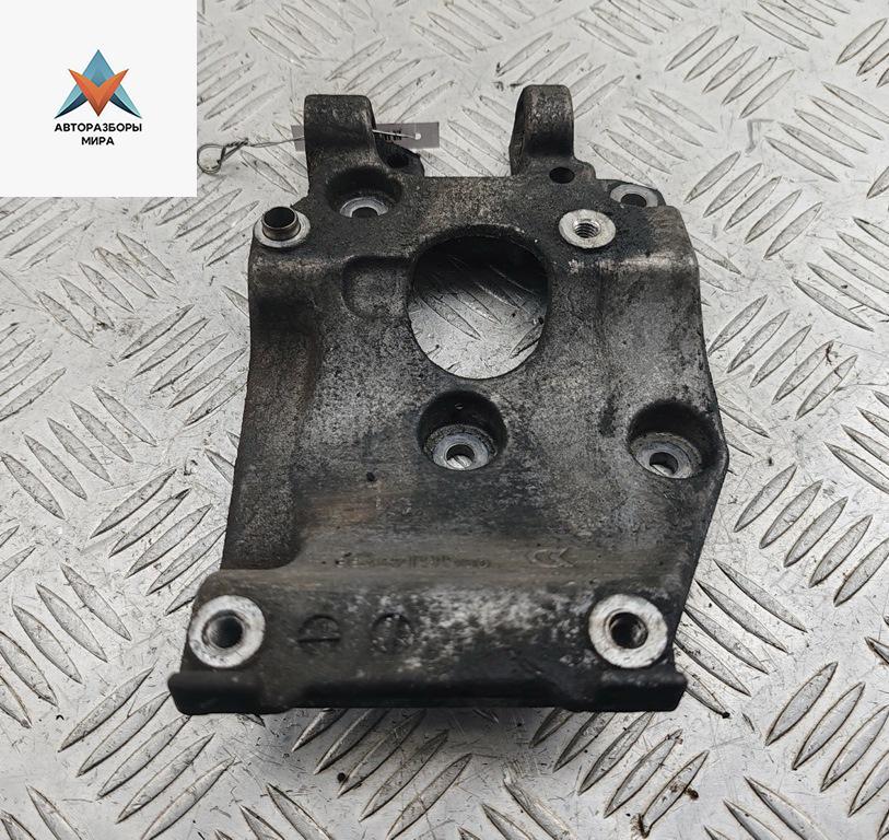 кронштейн компрессора кондиционера Ford Focus 2 поколение 2005, 1.6 л., дизель, МКПП, чёрный, универсал, 9646719580 - фото №1