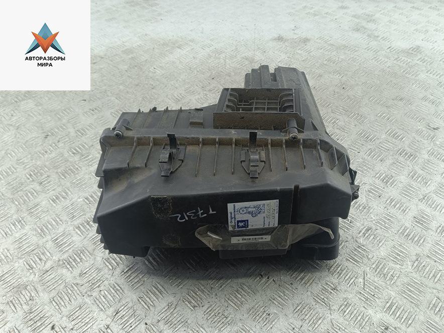 корпус воздушного фильтра Peugeot 407 1 поколение 2004, 2.2 л., бензин, МКПП, серый, седан, 9646767780 - фото №1