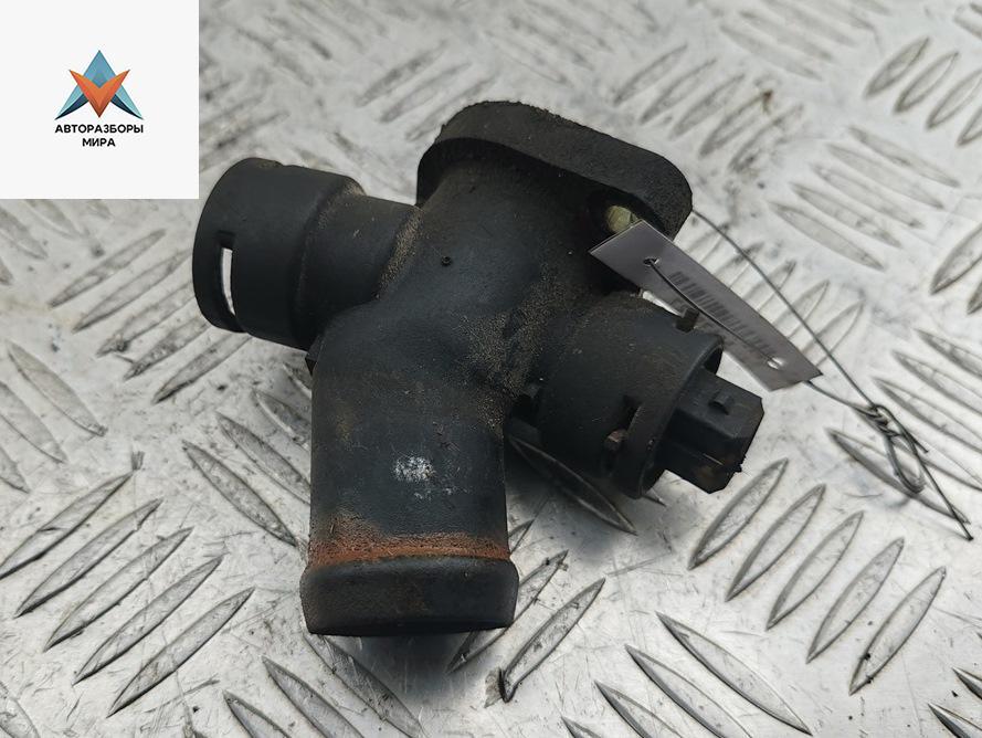 фланец (тройник) системы охлаждения Volkswagen Transporter T4 1995, 2.4 л., дизель, МКПП, серый, микроавтобус, 074121133 - фото №1