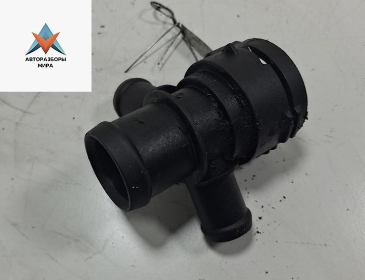 фланец (тройник) системы охлаждения Audi A4 B8/8K 2009, 2.0 л., дизель, МКПП, чёрный, универсал, 8K0122293B - фото №1