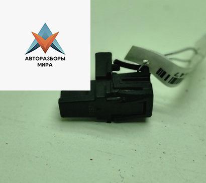 выключатель концевой (концевик) Volkswagen Passat B6 2007, 2.0 л., бензин, МКПП, синий, универсал, 3D0947561B - фото №1