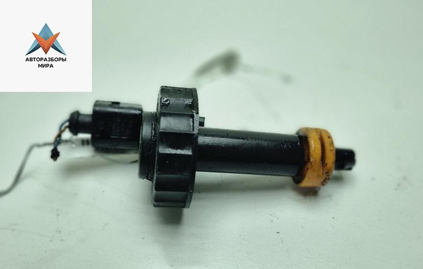 Крышка бачка тормозной жидкости Volkswagen Passat B6 2008, 2.0 л., дизель, МКПП, чёрный, универсал, 1K2611349A - фото №1