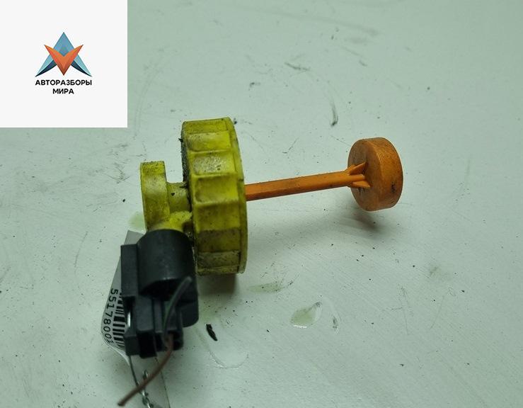 Крышка бачка тормозной жидкости Volkswagen Touareg 1 поколение 2003, 2.5 л., дизель, АКПП, чёрный, внедорожник 5 дв. - фото №1