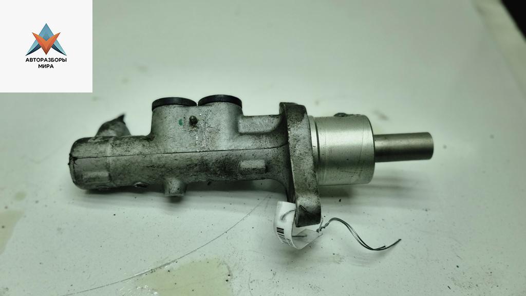 цилиндр тормозной главный Volkswagen Caddy 3 поколение 2005, 2.0 л., дизель, МКПП, белый, фургон - фото №1