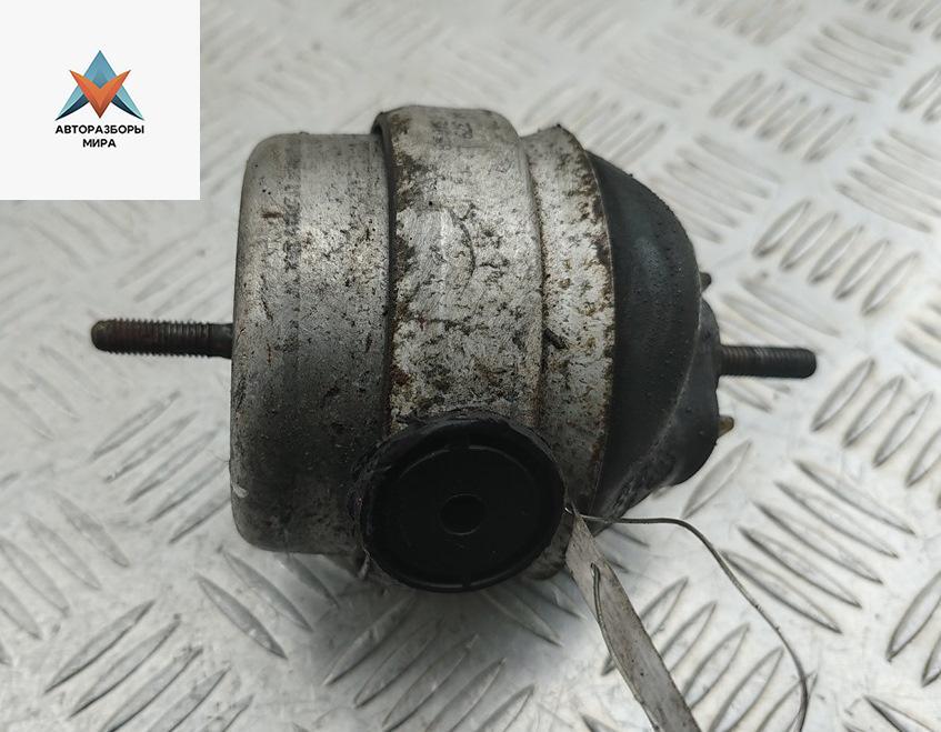 подушка крепления двигателя Audi A4 B6 2002, 1.9 л., дизель, МКПП, серый, универсал, 8E0199382B - фото №1