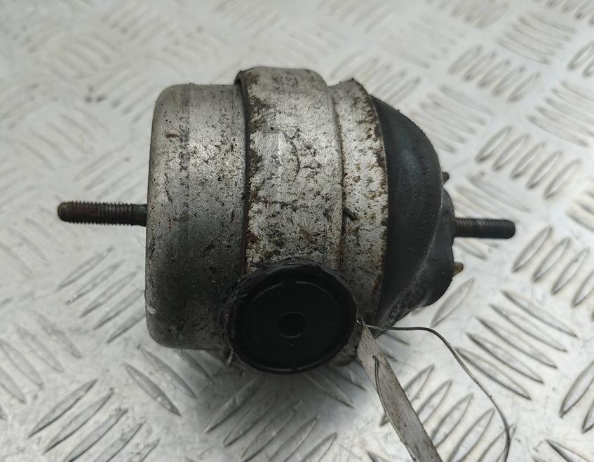 подушка крепления двигателя Audi A4 B6 2002, 1.9 л., дизель, МКПП, серый, универсал, 8E0199382B - фото №1