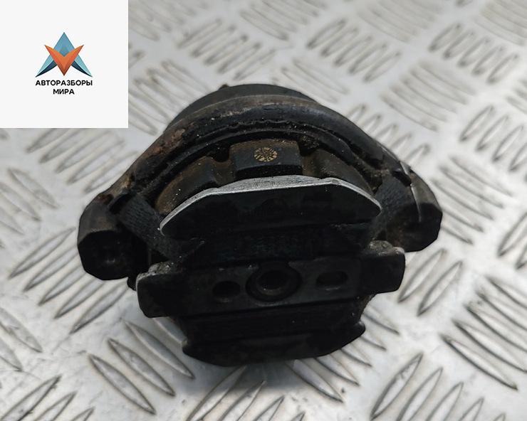 подушка крепления КПП Audi A6 4B/C5 2000, 2.5 л., дизель, АКПП, красный, универсал, 4B0399151S - фото №1