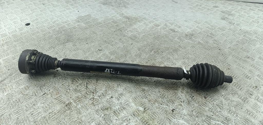 полуось передняя правая (приводной вал, ШРУС) Volkswagen Passat B6 2006, 2.0 л., бензин, МКПП, серый, седан