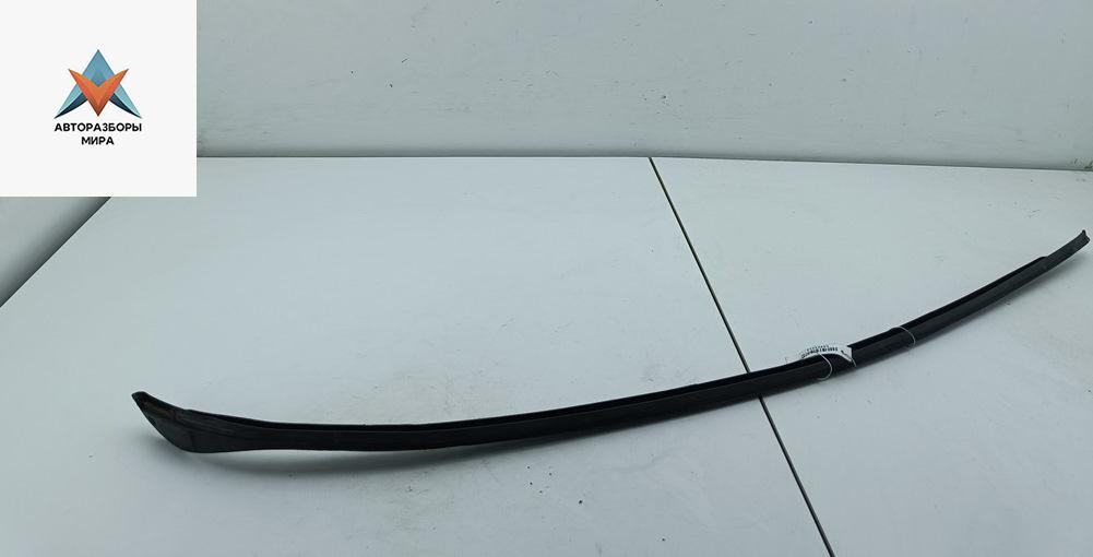 молдинг лобового стекла Volkswagen Touran 1 поколение 2005, 2.0 л., дизель, МКПП, чёрный, минивэн - фото №1