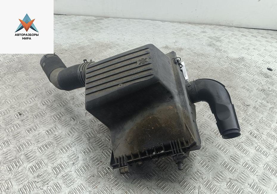 корпус воздушного фильтра Volkswagen Golf 3 поколение 1995, 1.4 л., бензин, МКПП, красный, хетчбэк 3 дв. - фото №1