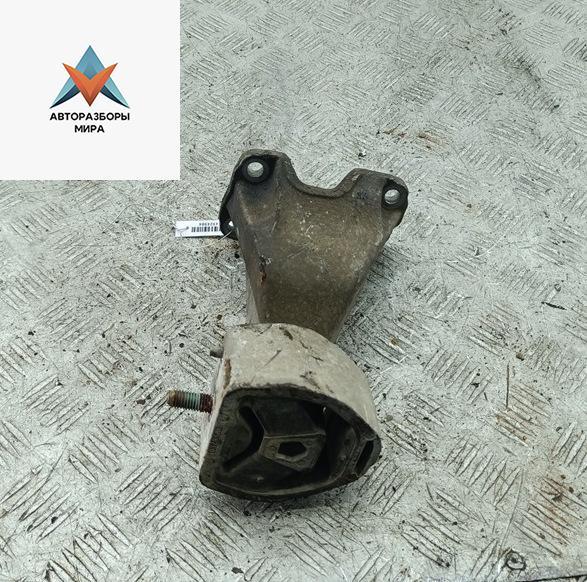 кронштейн КПП Volkswagen Passat B5 1998, 1.8 л., бензин, МКПП, зелёный, универсал - фото №1