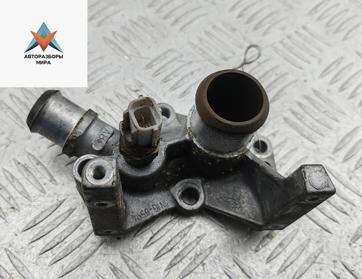 фланец (тройник) системы охлаждения Ford Focus 2 поколение 2006, 1.4 л., бензин, МКПП, серый, универсал, 1N1G8594 - фото №1