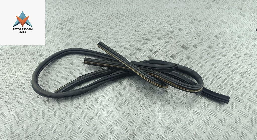 уплотнитель двери Volkswagen Transporter T4 1992, 2.4 л., дизель, МКПП, серый, микроавтобус - фото №1