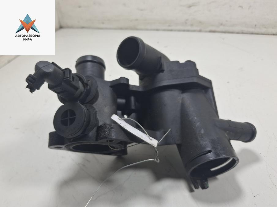 корпус термостата Volkswagen Golf 5 поколение 2007, 1.4 л., бензин, МКПП, серый, хетчбэк 5 дв., 01122019 - фото №1