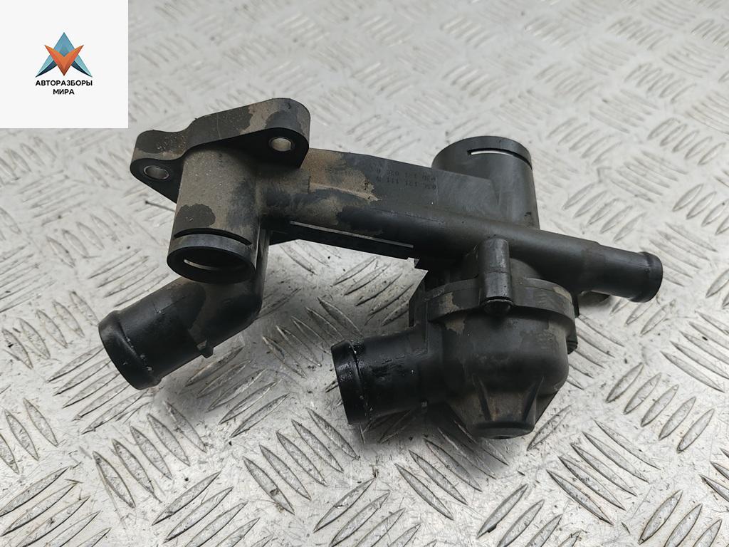 корпус термостата Skoda Fabia 2 поколение (5J) 2009, 1.2 л., бензин, МКПП, красный, универсал, 03C121111B - фото №1