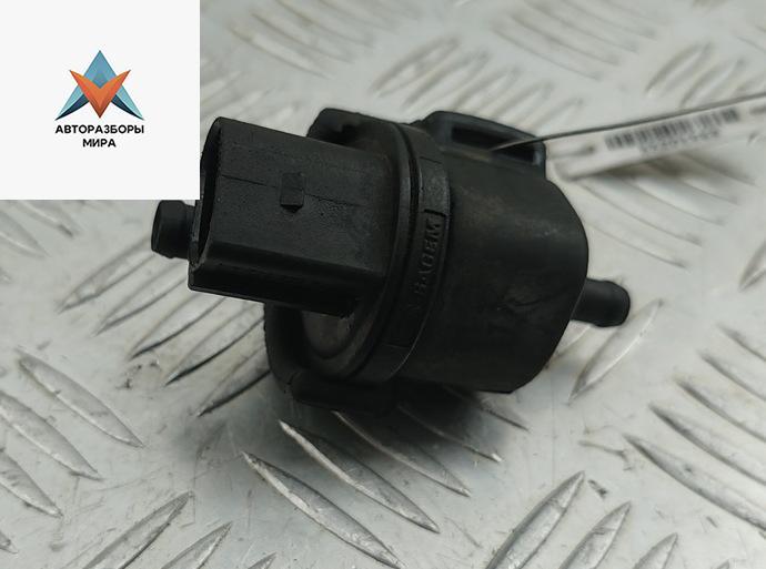 клапан вентиляции топливного бака Volkswagen Golf 5 поколение 2006, 1.4 л., бензин, МКПП, синий, хетчбэк 5 дв., 6QE906517 - фото №1