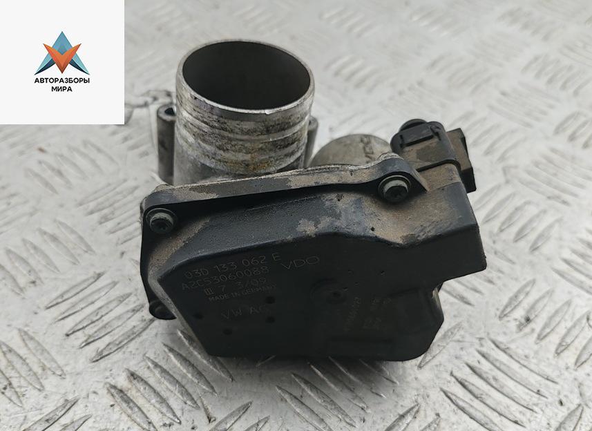 заслонка дроссельная Skoda Fabia 2 поколение (5J) 2009, 1.2 л., бензин, МКПП, красный, универсал, 03D133062E - фото №1