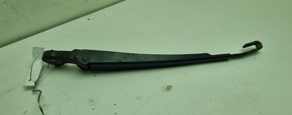 Щеткодержатель (поводок стеклоочистителя) задний Volkswagen Passat B5+ (GP) 2001, 2.5 л., дизель, МКПП, серый, универсал, 8D9955407A
