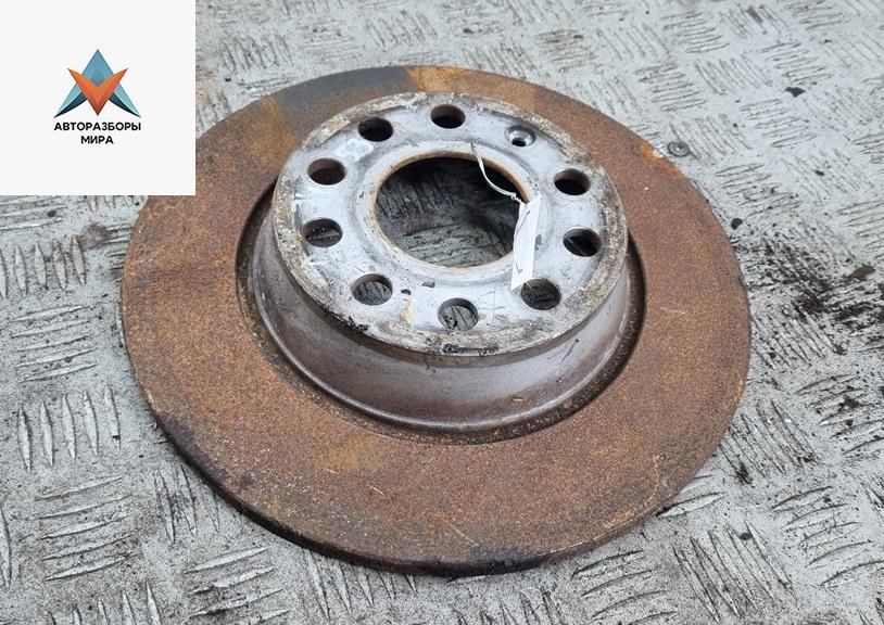 диск тормозной задний Volkswagen Passat B6 2005, 2.0 л., бензин, МКПП, серый, седан - фото №1