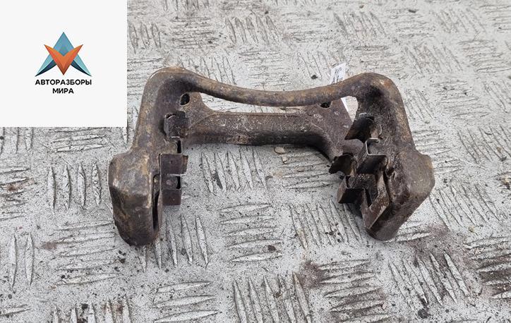 скоба суппорта Volkswagen Passat B6 2005, 2.0 л., бензин, МКПП, серый, седан - фото №1