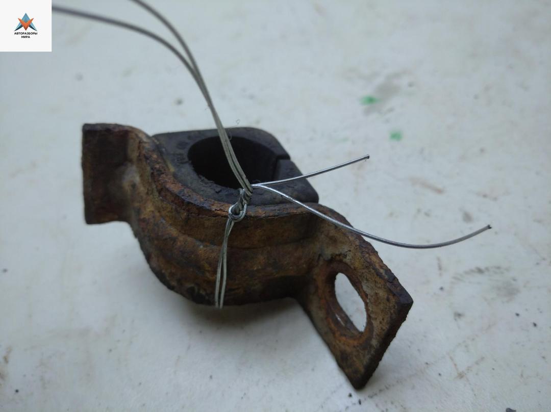 крепление стабилизатора / втулки стабилизатора Volkswagen Transporter T4 1992, 2.4 л., дизель, МКПП, серый, микроавтобус, 701411041 - фото №1