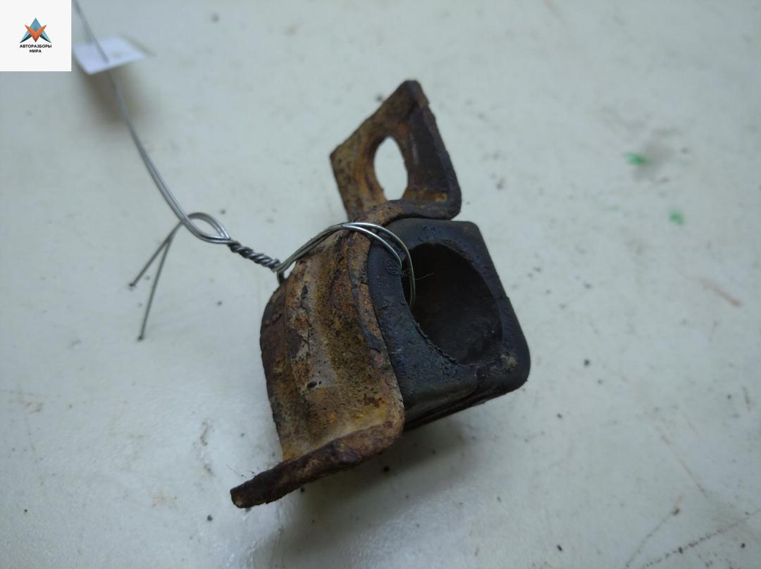 крепление стабилизатора / втулки стабилизатора Volkswagen Transporter T4 1992, 2.4 л., дизель, МКПП, серый, микроавтобус, 701411041 - фото №1