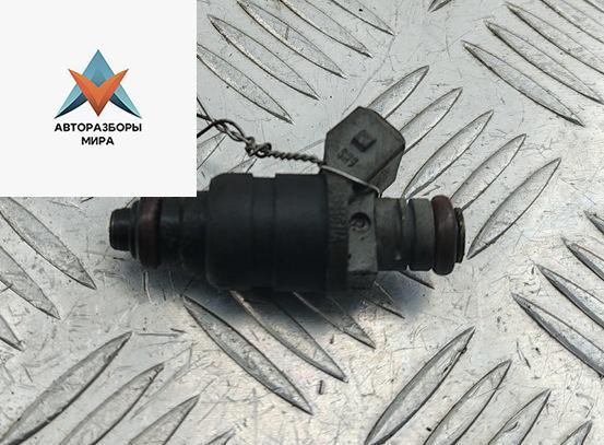 форсунка Audi A3 8L 1997, 1.8 л., бензин, АКПП, зелёный, хетчбэк 3 дв., 06A906031A - фото №1