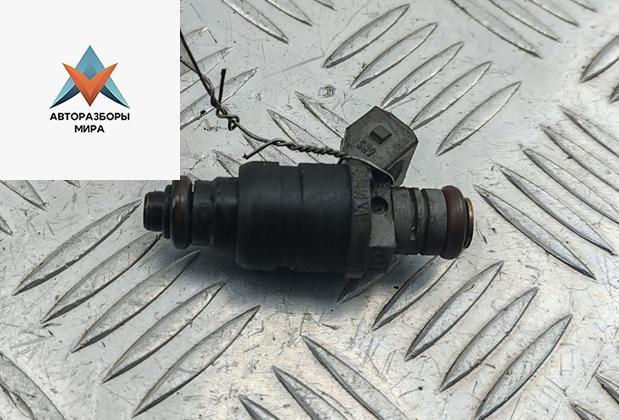 форсунка Audi A3 8L 1997, 1.8 л., бензин, АКПП, зелёный, хетчбэк 3 дв., 06A906031A - фото №1