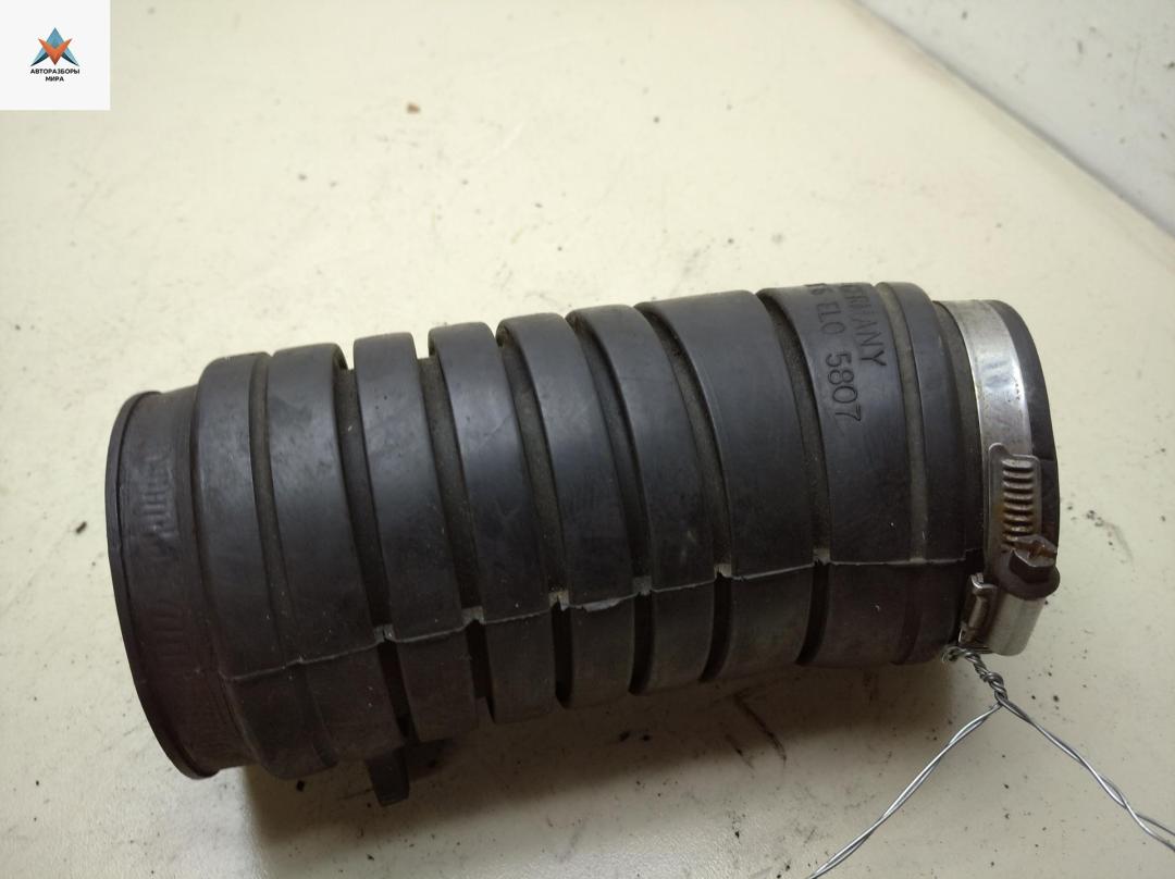 патрубок воздушного фильтра Volkswagen Transporter T4 1992, 2.4 л., дизель, 074129627A - фото №1