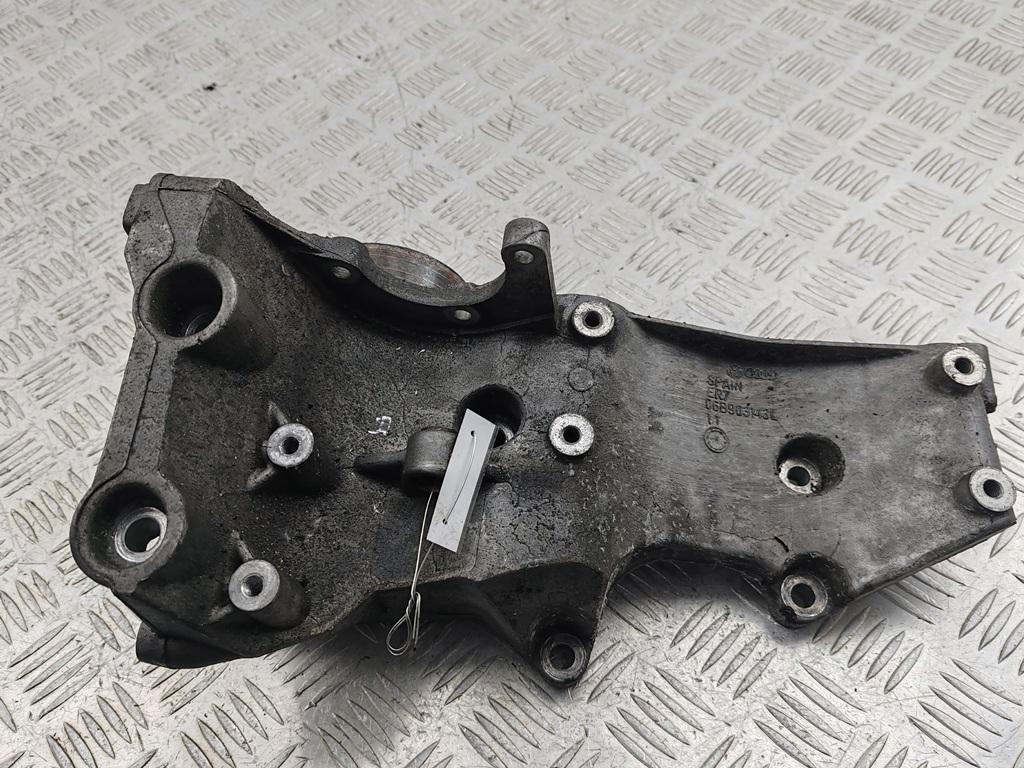 кронштейн генератора Audi A4 B7 2004, 2.0 л., бензин, МКПП, синий, седан, 06B903143L