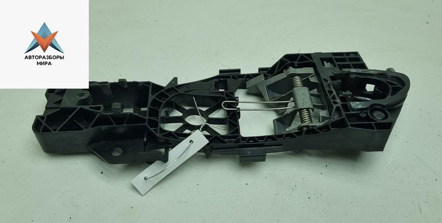 Корпус (держатель) ручки двери задней левой Volkswagen Passat B6 2008, 1.9 л., дизель, МКПП, красный, универсал, 3C0837885J - фото №1