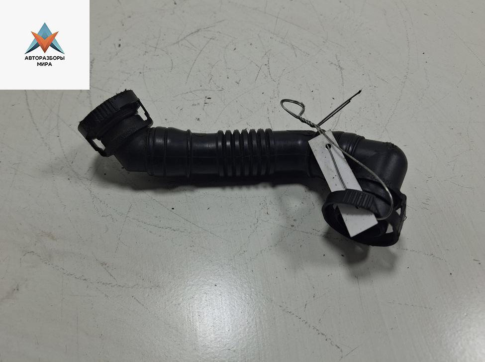 патрубок вентиляции картера Volkswagen Caddy 3 поколение 2006, 1.9 л., дизель, МКПП, жёлтый, фургон, 03G103493D - фото №1