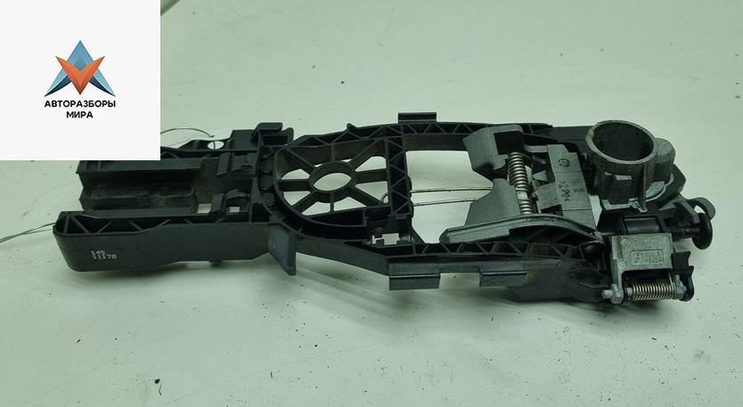 Корпус (держатель) ручки двери передней левой Volkswagen Passat B6 2008, 1.9 л., дизель, МКПП, красный, универсал, 3C0837885H - фото №1