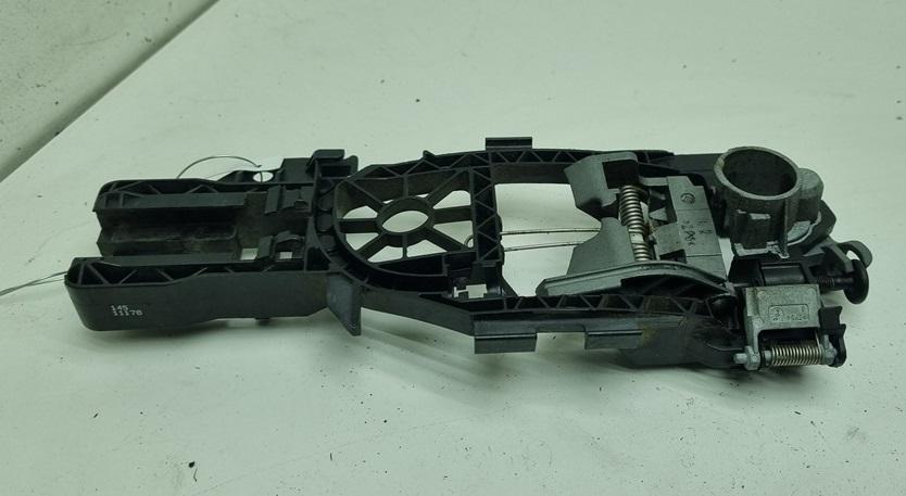 Корпус (держатель) ручки двери передней левой Volkswagen Passat B6 2008, 1.9 л., дизель, МКПП, красный, универсал, 3C0837885H