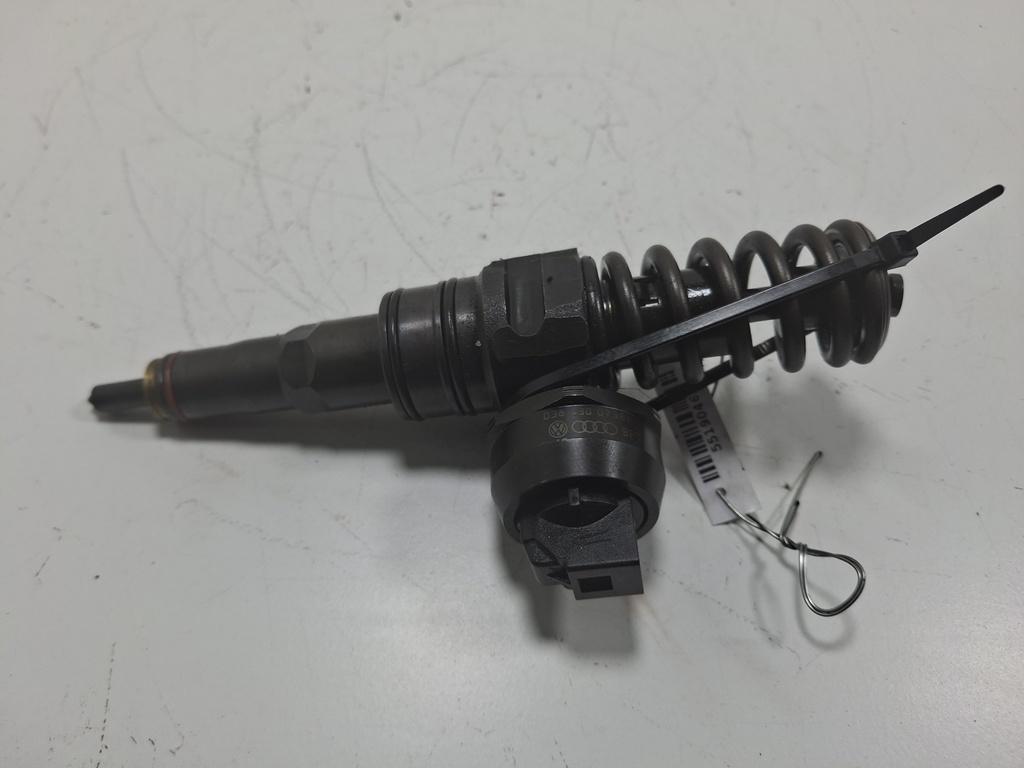 форсунка Volkswagen Passat B6 2006, 2.0 л., дизель, МКПП, чёрный, универсал, 038130073BK