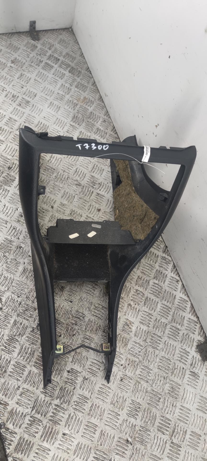 консоль салона (центральная часть) Audi 100 4A/C4 1993, 2.6 л., бензин, МКПП, серый, универсал, 4A1863241B - фото №1
