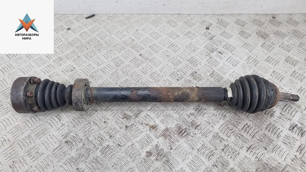 полуось передняя правая (приводной вал, ШРУС) Volkswagen Passat B4 1995, 1.6 л., бензин, МКПП, синий, универсал - фото №1