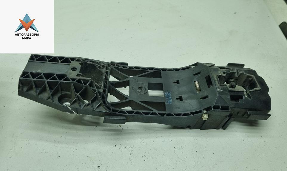 Корпус (держатель) ручки двери задней правой Skoda Superb 2 поколение 2012, 2.0 л., дизель, МКПП, серый, седан, 5N0839885H - фото №1