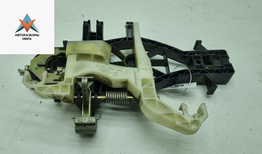 Корпус (держатель) ручки двери задней левой Volkswagen Caddy 3 поколение 2006, 1.9 л., дизель, МКПП, жёлтый, фургон, 2K0843352C - фото №1