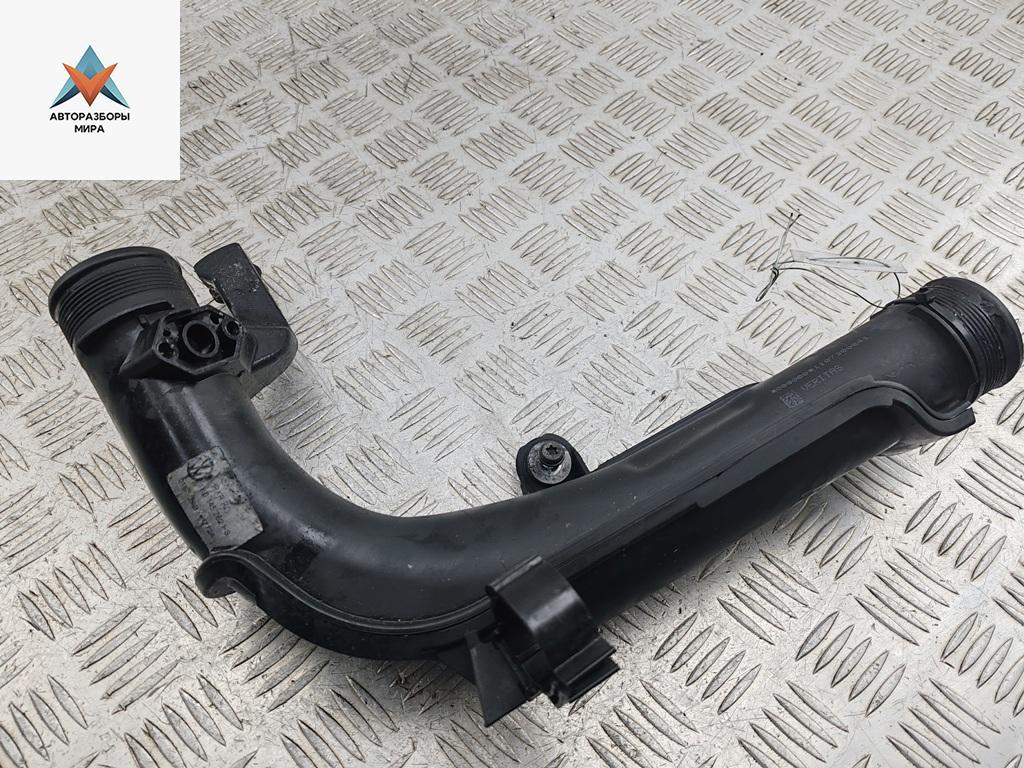 патрубок интеркулера Volkswagen Golf 6 поколение 2011, 1.6 л., дизель, МКПП, белый, хетчбэк 5 дв., 1K0145770AE - фото №1