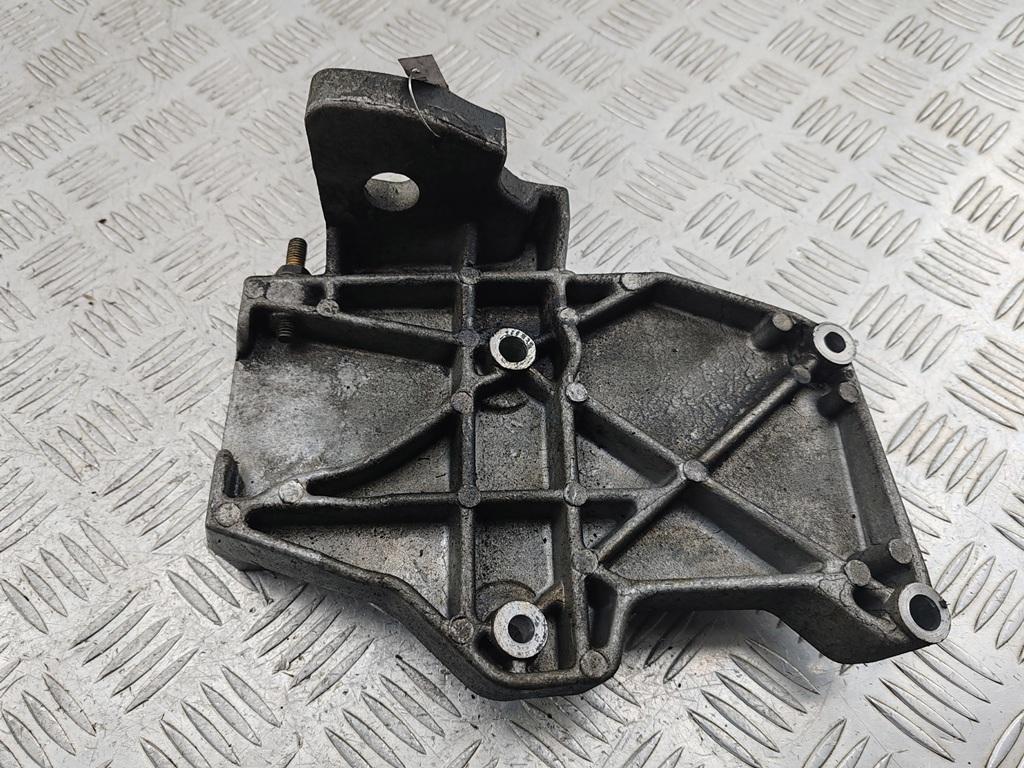 кронштейн компрессора кондиционера Audi A6 4A/C4 1997, 1.8 л., бензин, МКПП, серый, универсал, 058260885 - фото №1
